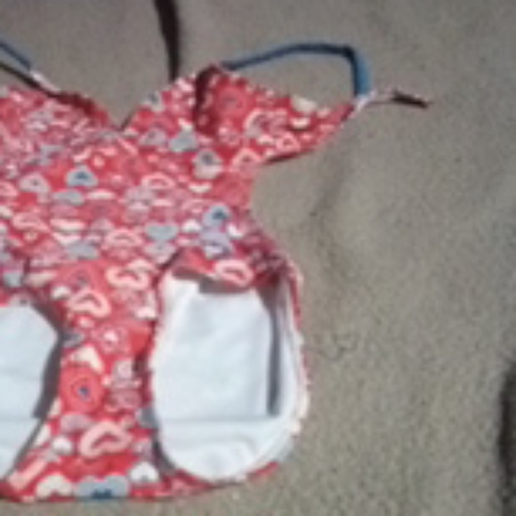 A bathig suit - Picture 2 of 4